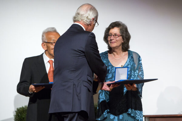 Susan Solomon receives the Crafoord Prize in Geosciences 2018 from the hands of H.M. King Carl XVI Gustaf of Sweden, at the Prize Award Ceremony 24 May. Photo: Markus Marcetic, the Royal Swedish Academy of Sciences.