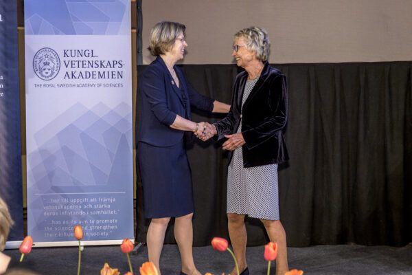 Sallie Chisholm receives the Crafoord Prize in Biosciences 2019 from the hands of Margareta Nilsson, daughter of the Crafoord donors. Photo: Kennet Ruona.