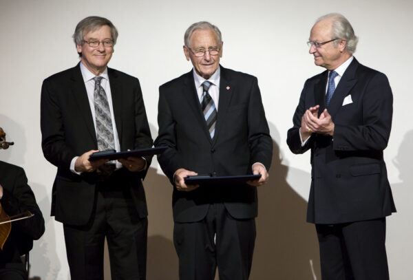 Roy Kerr and Roger Blandford receives the Crafoord Prize from the hands of H.M. King Carl XVI Gustaf of Sweden, at the Prize Award Ceremony 26 May. Photo: Markus Marcetic, the Royal Swedish Academy of Sciences.