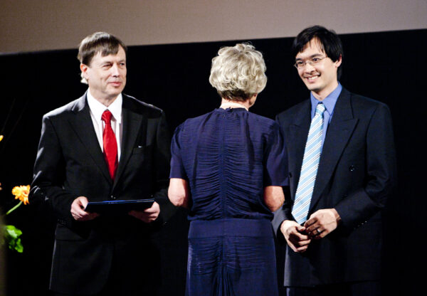 Jean Bourgain and Terence Tao receives the Crafoord Prize from the hands of Margareta Nilsson, daughter of the Crafoord donors. Photo: Apelöga/Christian Andersson.