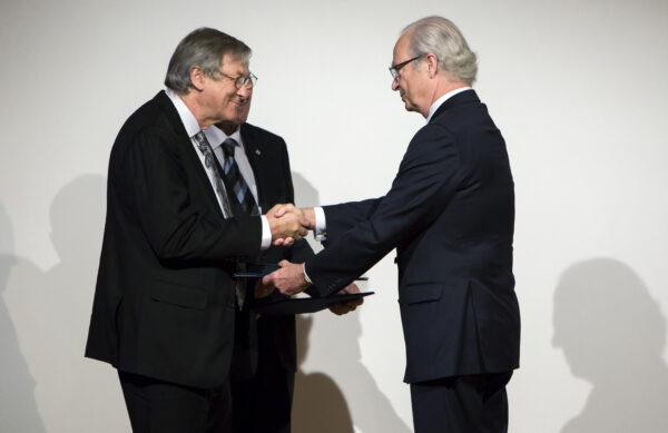 Roger Blandford receives the Crafoord Prize from the hands of H.M. King Carl XVI Gustaf of Sweden, at the Prize Award Ceremony 26 May. Photo: Markus Marcetic, the Royal Swedish Academy of Sciences.