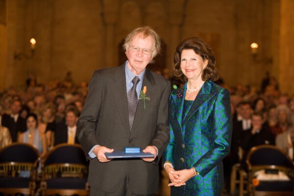 H.M. Queen Silvia presents the Crafoord Prize in Geosciences for 2006 to Wallace S. Broecker. Photo: Torbjörn Andersson