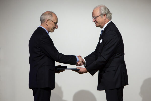 Yakov Eliashberg receives the Crafoord Prize from the hands of H.M. King Carl XVI Gustaf of Sweden, at the Prize Award Ceremony 26 May. Photo: Markus Marcetic, the Royal Swedish Academy of Sciences.