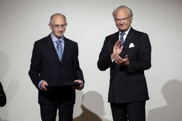 Yakov Eliashberg receives the Crafoord Prize from the hands of H.M. King Carl XVI Gustaf of Sweden, at the Prize Award Ceremony 26 May. Photo: Markus Marcetic, the Royal Swedish Academy of Sciences.