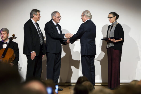 Roy Kerr receives the Crafoord Prize from the hands of H.M. King Carl XVI Gustaf of Sweden, at the Prize Award Ceremony 26 May. Photo: Markus Marcetic, the Royal Swedish Academy of Sciences.