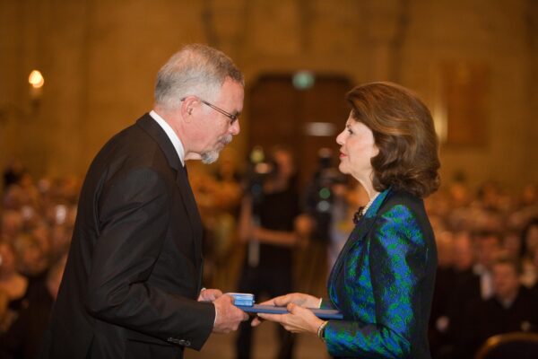 H.M. Queen Silvia presents the Crafoord Prize in Biosciences for 2007 to Robert L. Trivers. Photo: Torbjörn Andersson