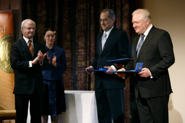 Rashid Sunyaev receives the Crafoord Prize 2008 from the hands of His Majesty the King of Sweden. Photo: Markus Marcetic/MOMENT