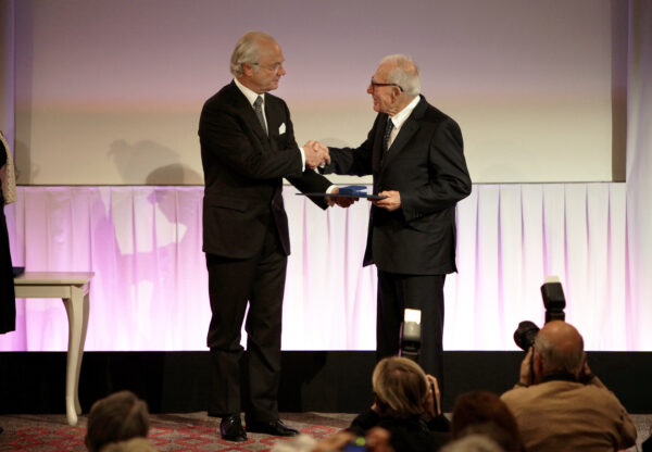 Walter Munk receives the Crafoord Prize from the hands of His Majesty the King of Sweden. Photo: Markus Marcetic, the Royal Swedish Academy of Sciences.