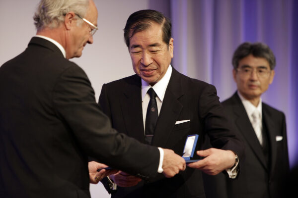 Tadamitsu Kishimoto receives the Crafoord Prize from the hands of H.M. King Carl XVI Gustaf of Sweden, at the Prize Award Ceremony 11 May. Photo: Markus Marcetic, the Royal Swedish Academy of Sciences.