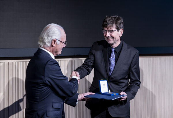 Dolph Schluter receives the Crafoord Prize from the hands of HM The King of Sweden. Photo: Christine Olsson.