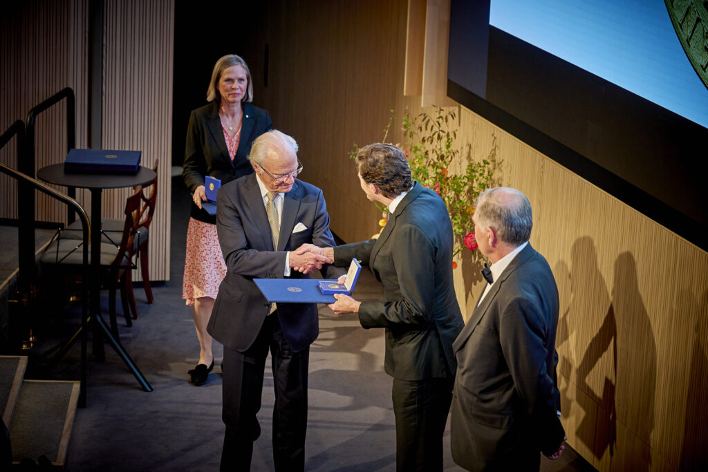 Christopher Goodnow receives the Crafoord Prize from the hands of HM King Carl XVI Gustaf of Sweden. Photo: Patrik Lundin. Christopher Goodnow receives the Crafoord Prize from the hands of HM King Carl XVI Gustaf of Sweden