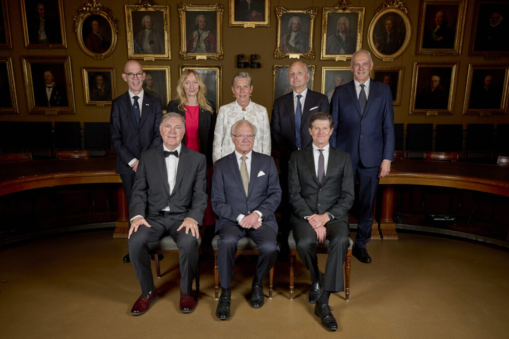 Back row from the left: Hans Ellegren, Birgitta Henriques Normark, Ebba Fischer, Olle Kämpe and Leif Andersson. Front row from the left: David Nemazee, HM King Carl XVI Gustaf of Sweden and Christopher Goodnow. Photo: Patrik Lundin. Group photo